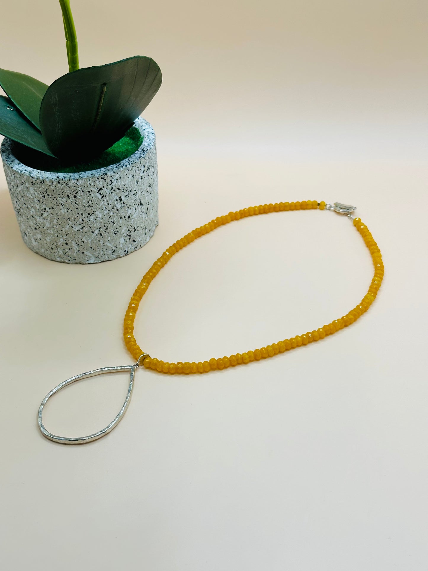 Faceted Yellow jade and hammered drop necklace N-177