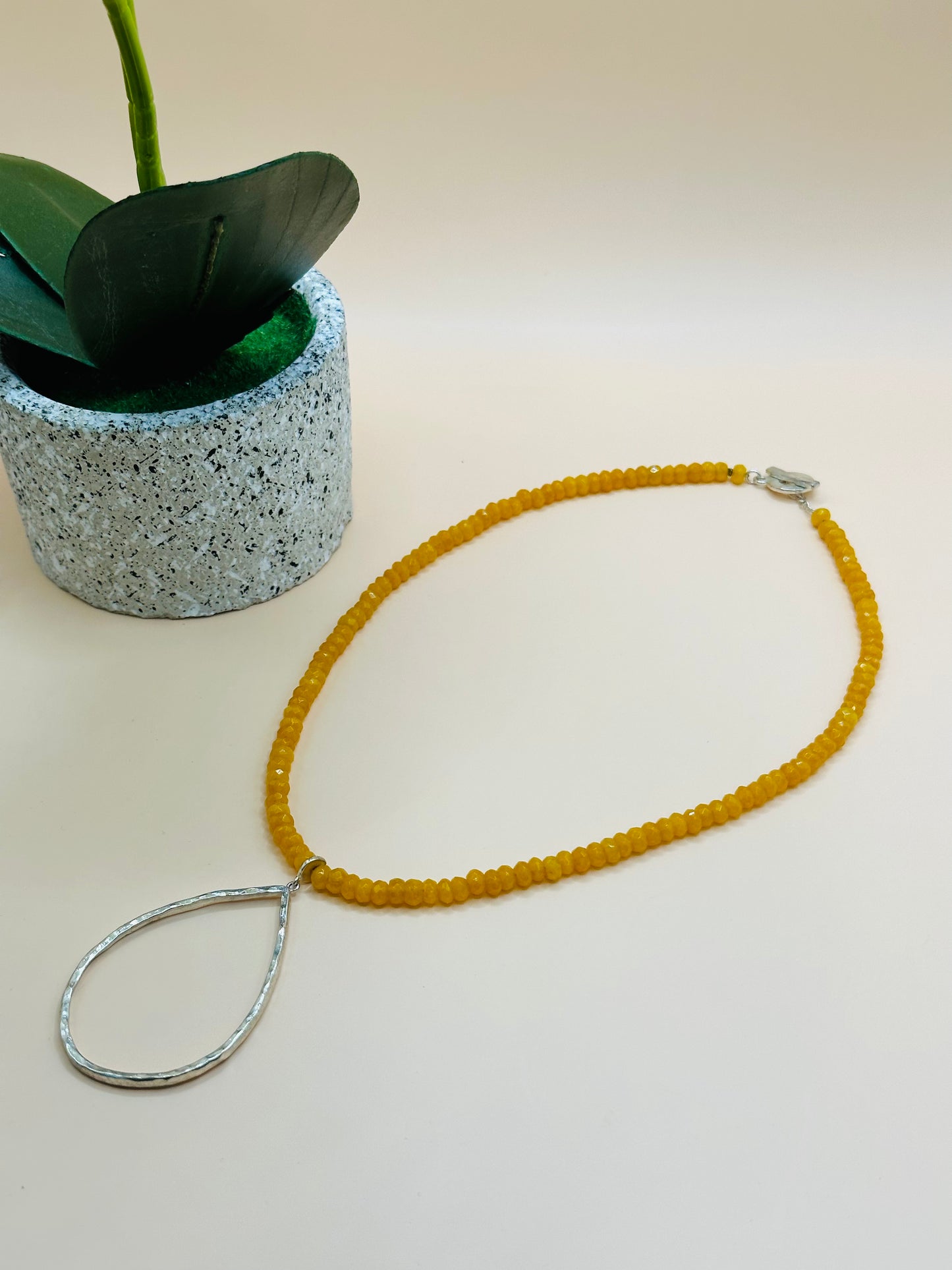 Faceted Yellow jade and hammered drop necklace N-177