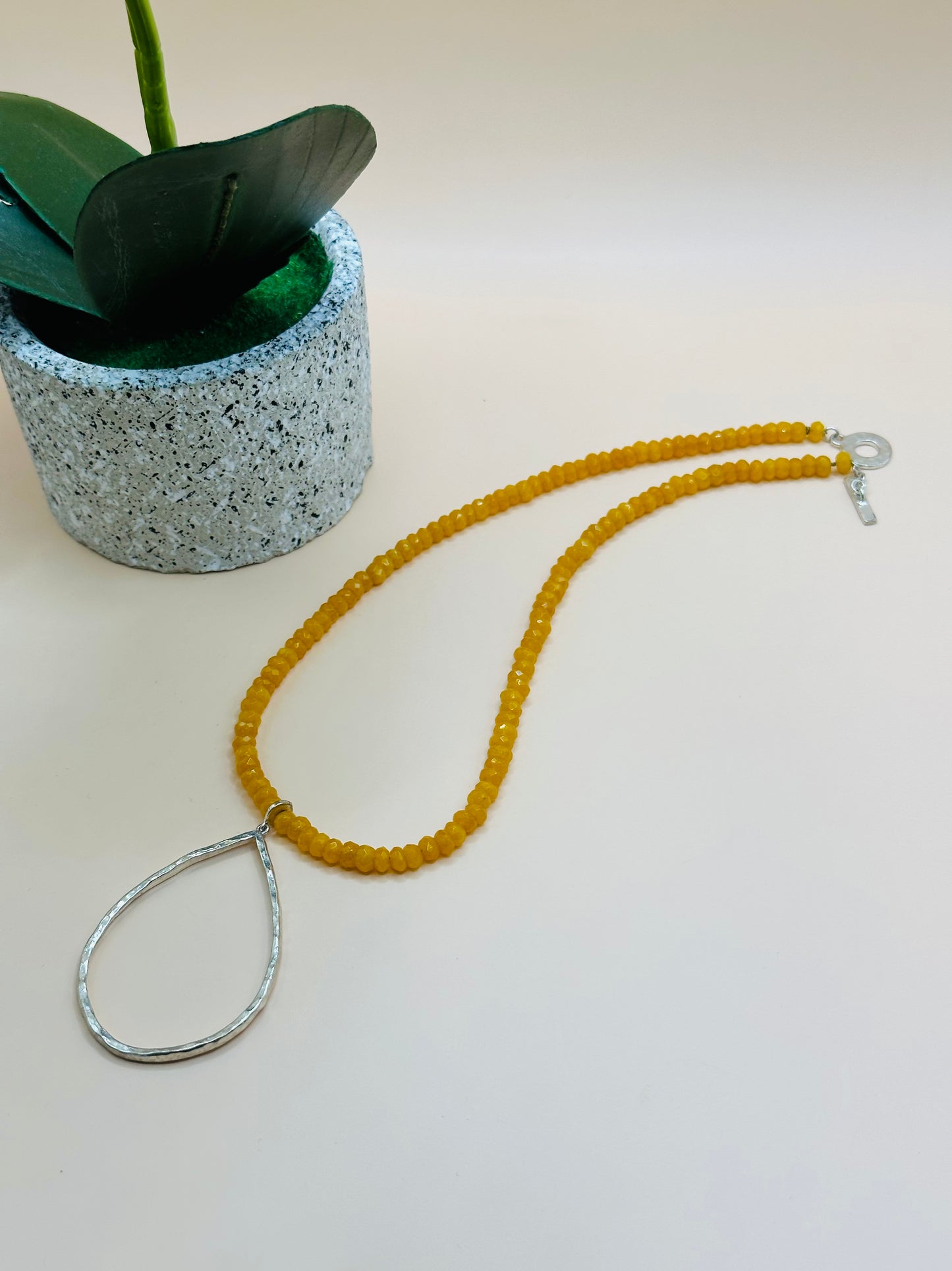 Faceted Yellow jade and hammered drop necklace N-177