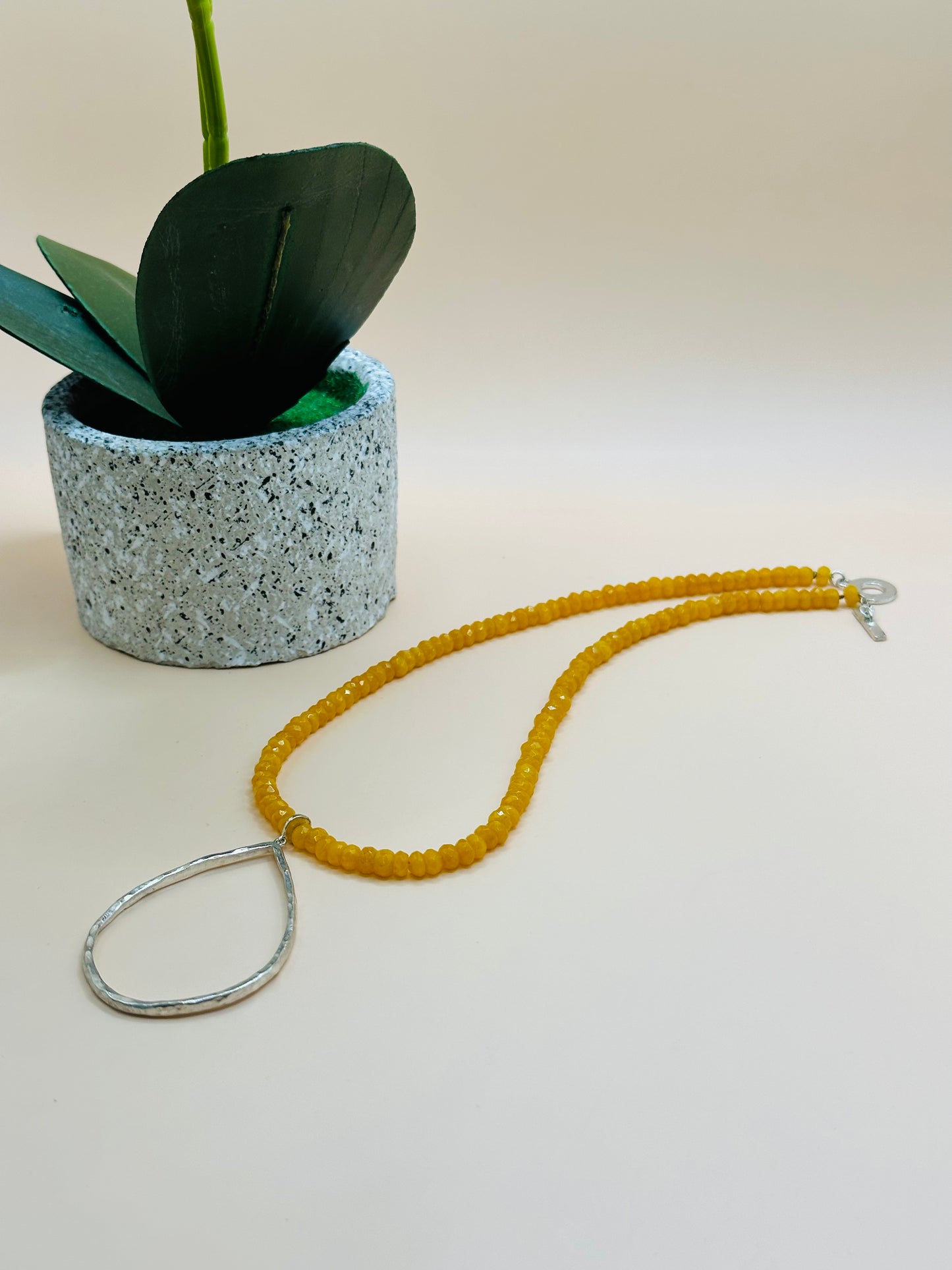 Faceted Yellow jade and hammered drop necklace N-177