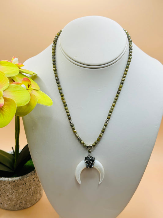 Small necklace with black rhinestone N-187