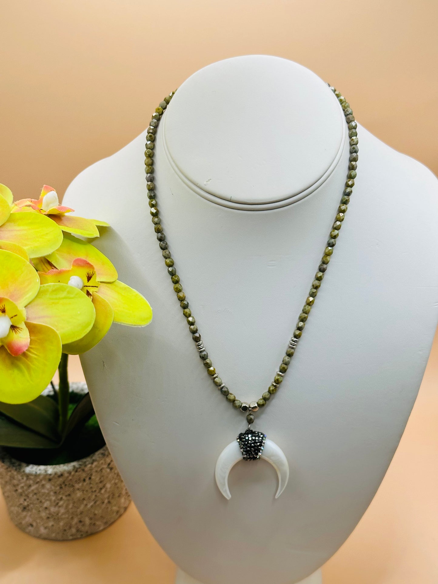 Small necklace with black rhinestone N-187