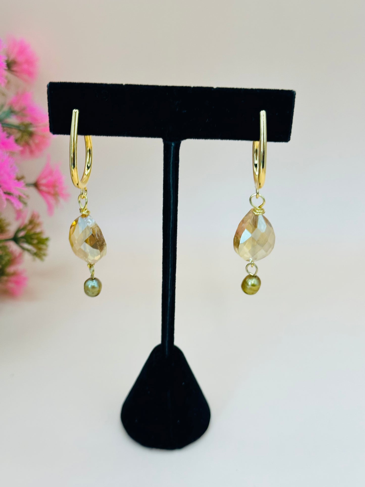 Amber faceted tear drop with green pearl earrings E-270