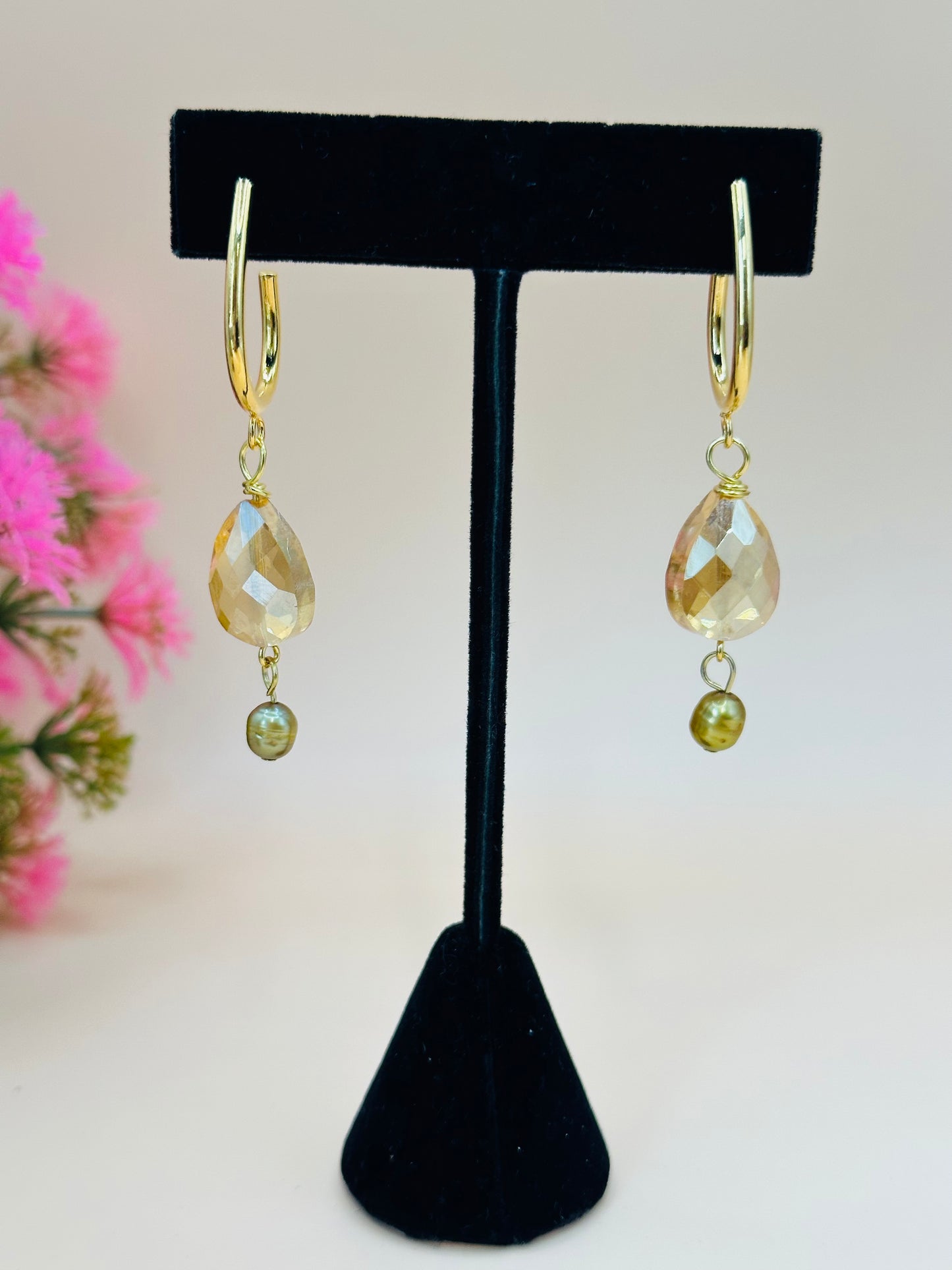 Amber faceted tear drop with green pearl earrings E-270