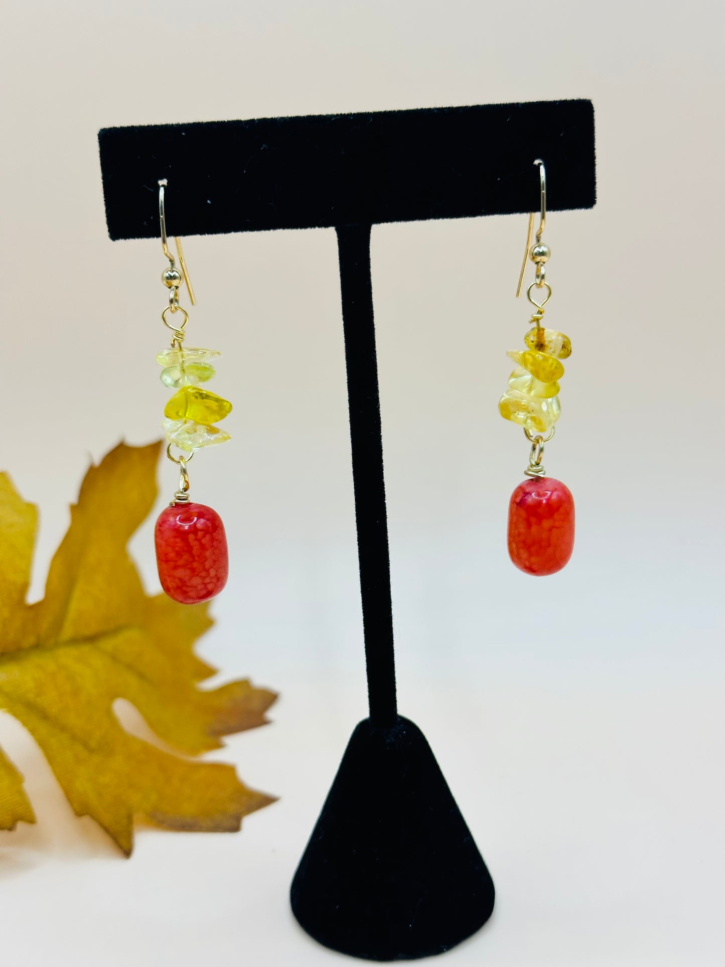 Magenta stone oval with citrine chips beads earrings E-292